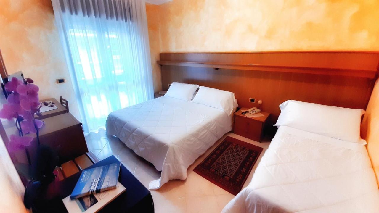 Hotel & Wellness Fra I Pini Линяно Сабиадоро Екстериор снимка