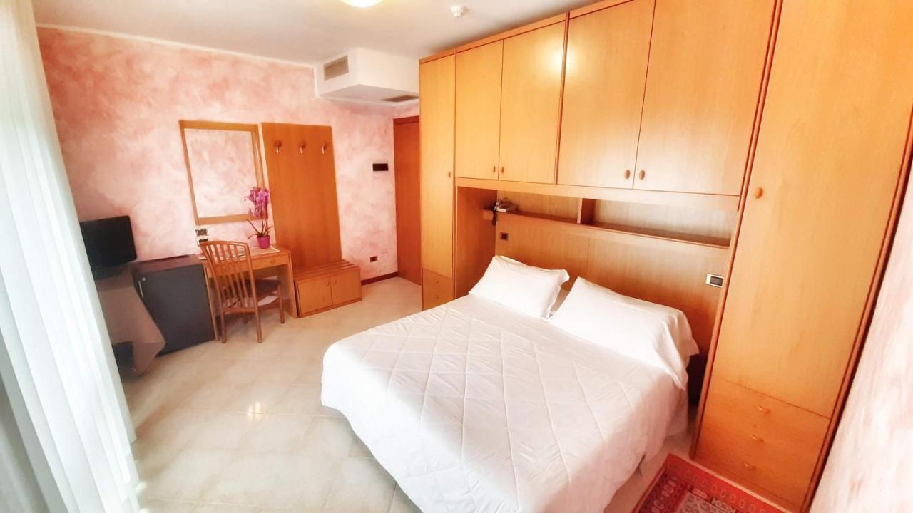 Hotel & Wellness Fra I Pini Линяно Сабиадоро Екстериор снимка