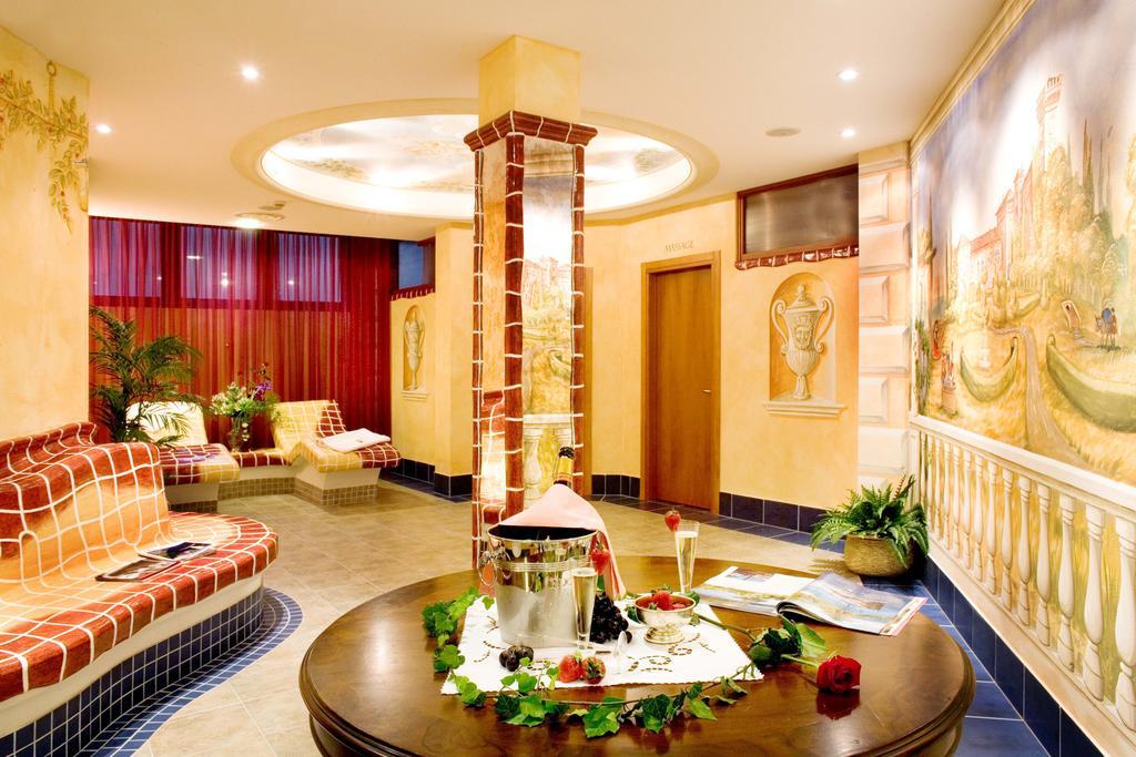 Hotel & Wellness Fra I Pini Линяно Сабиадоро Екстериор снимка