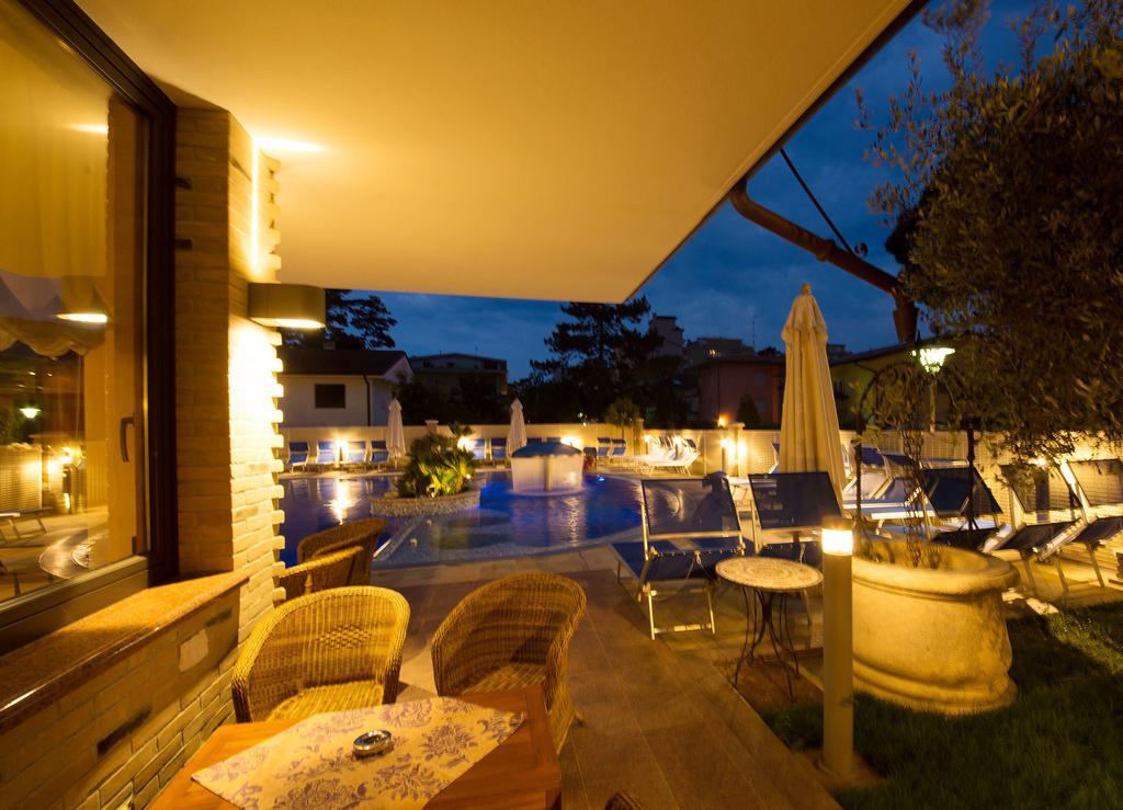 Hotel & Wellness Fra I Pini Линяно Сабиадоро Екстериор снимка