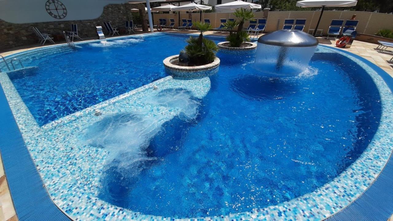 Hotel & Wellness Fra I Pini Линяно Сабиадоро Екстериор снимка
