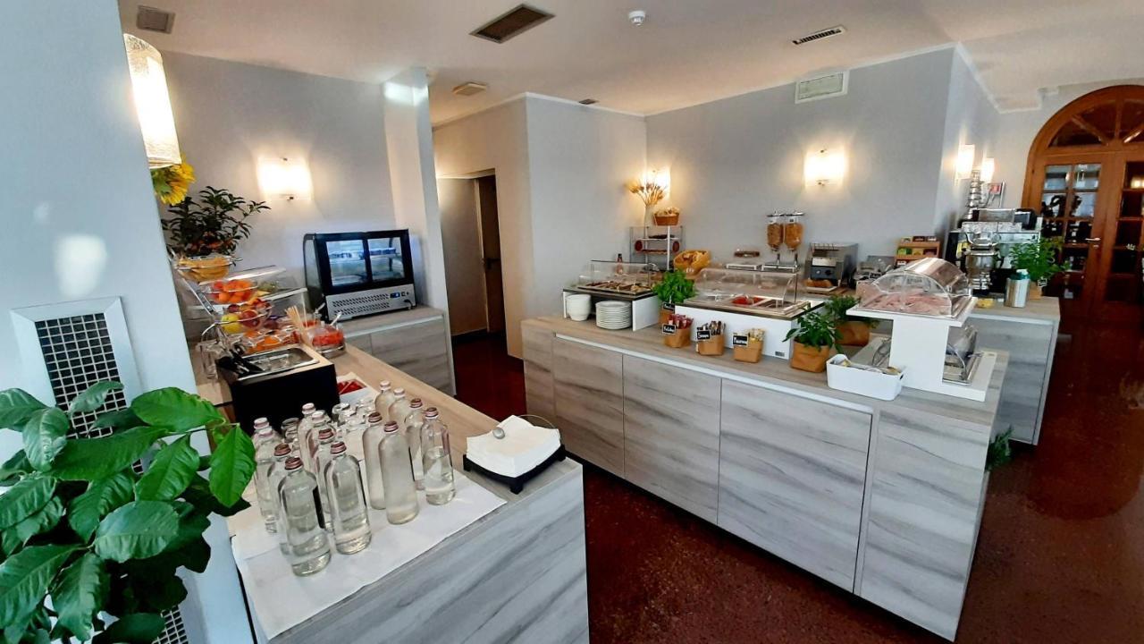 Hotel & Wellness Fra I Pini Линяно Сабиадоро Екстериор снимка