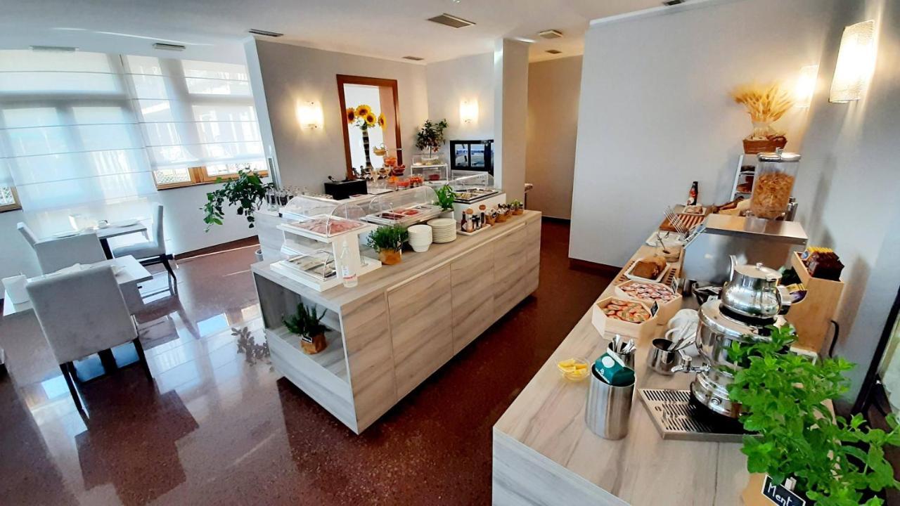 Hotel & Wellness Fra I Pini Линяно Сабиадоро Екстериор снимка