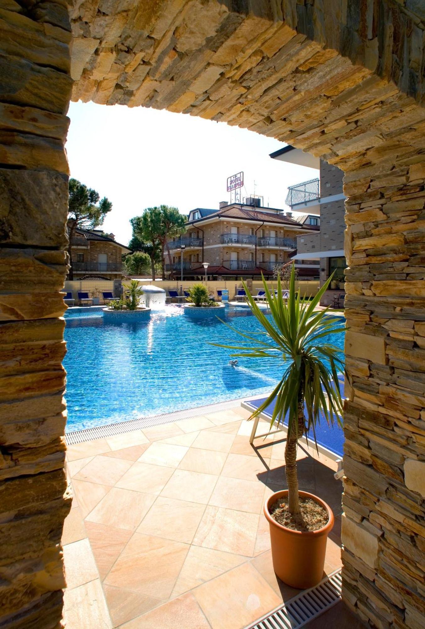 Hotel & Wellness Fra I Pini Линяно Сабиадоро Екстериор снимка