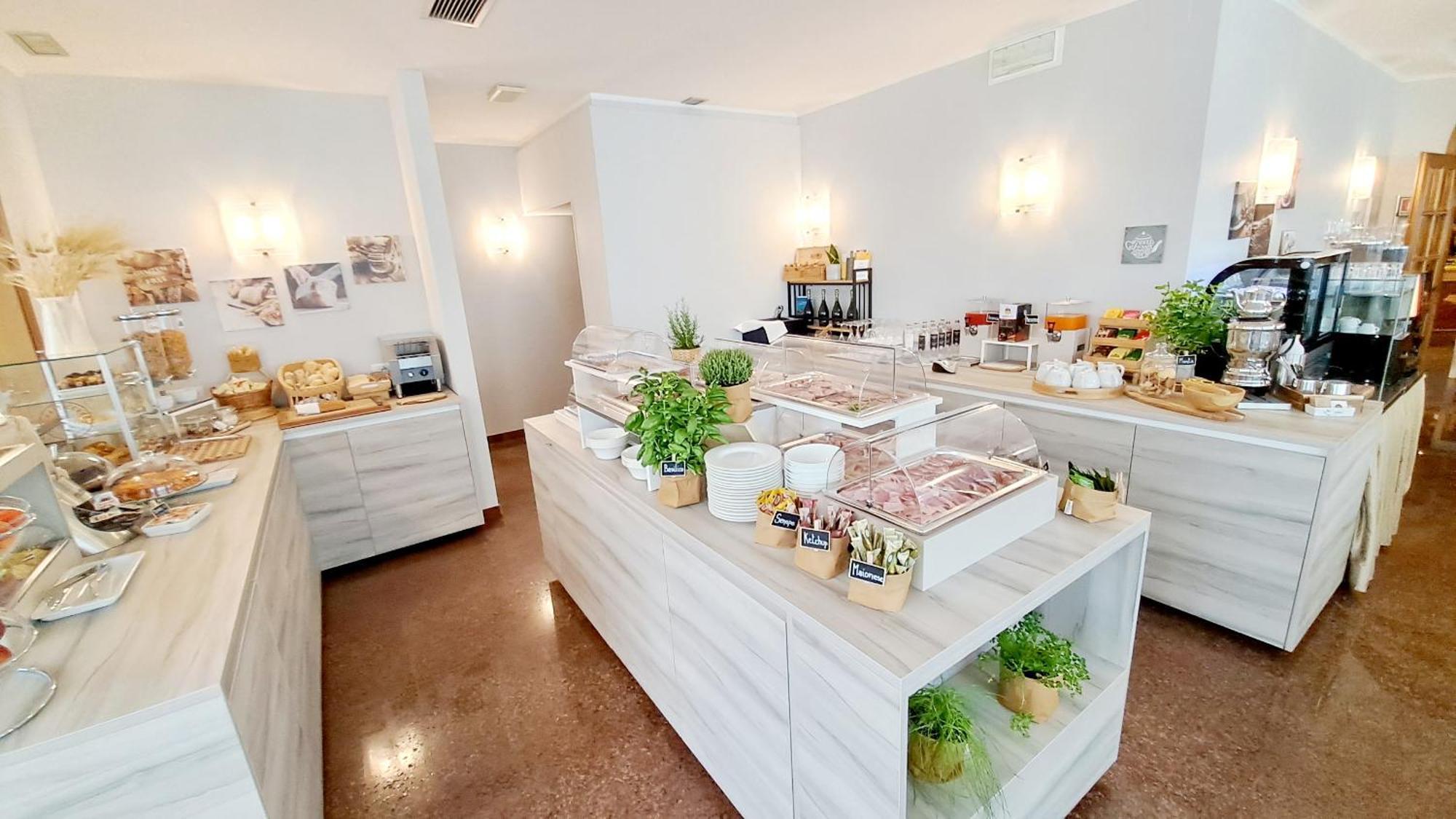 Hotel & Wellness Fra I Pini Линяно Сабиадоро Екстериор снимка