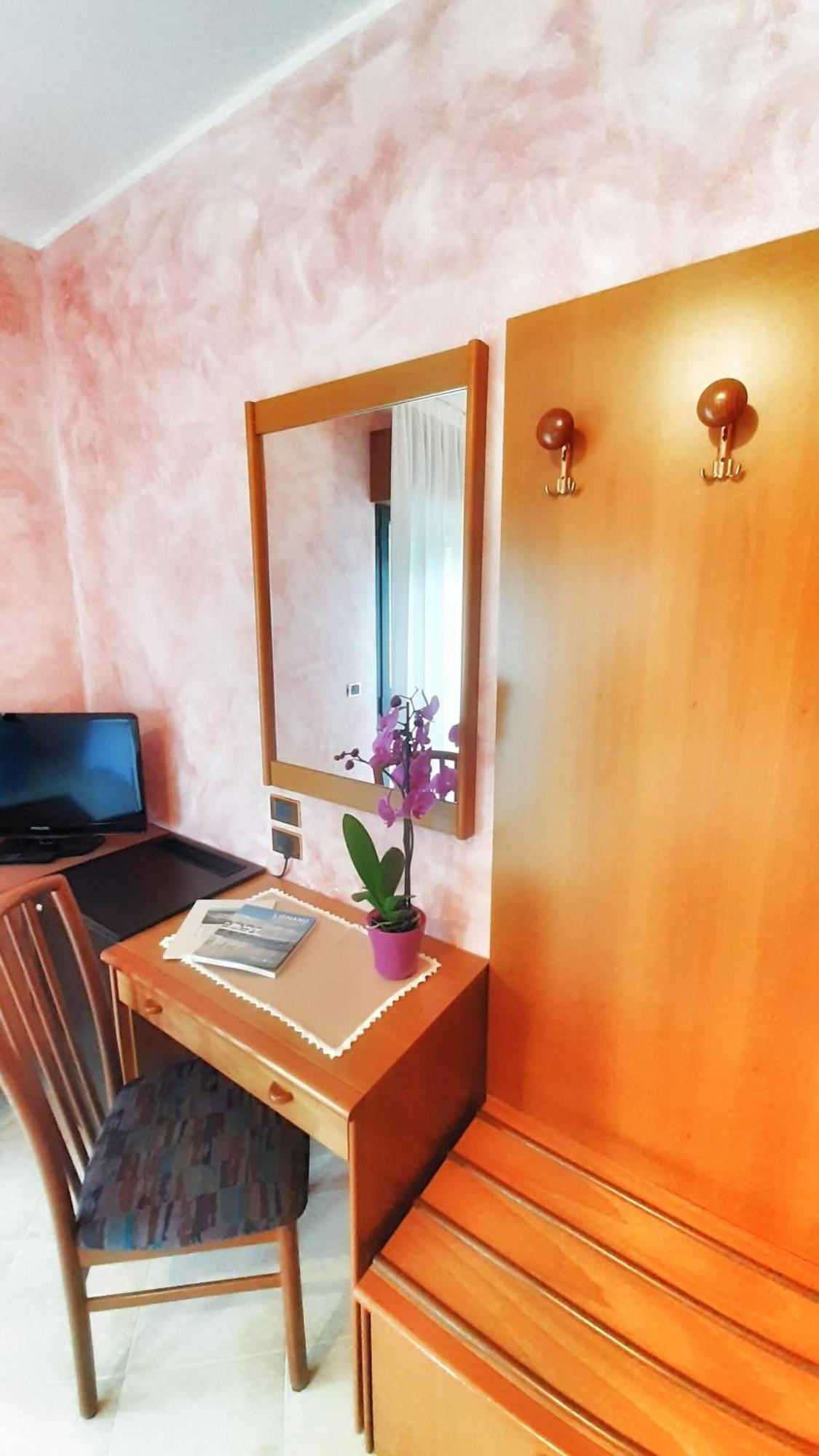 Hotel & Wellness Fra I Pini Линяно Сабиадоро Екстериор снимка