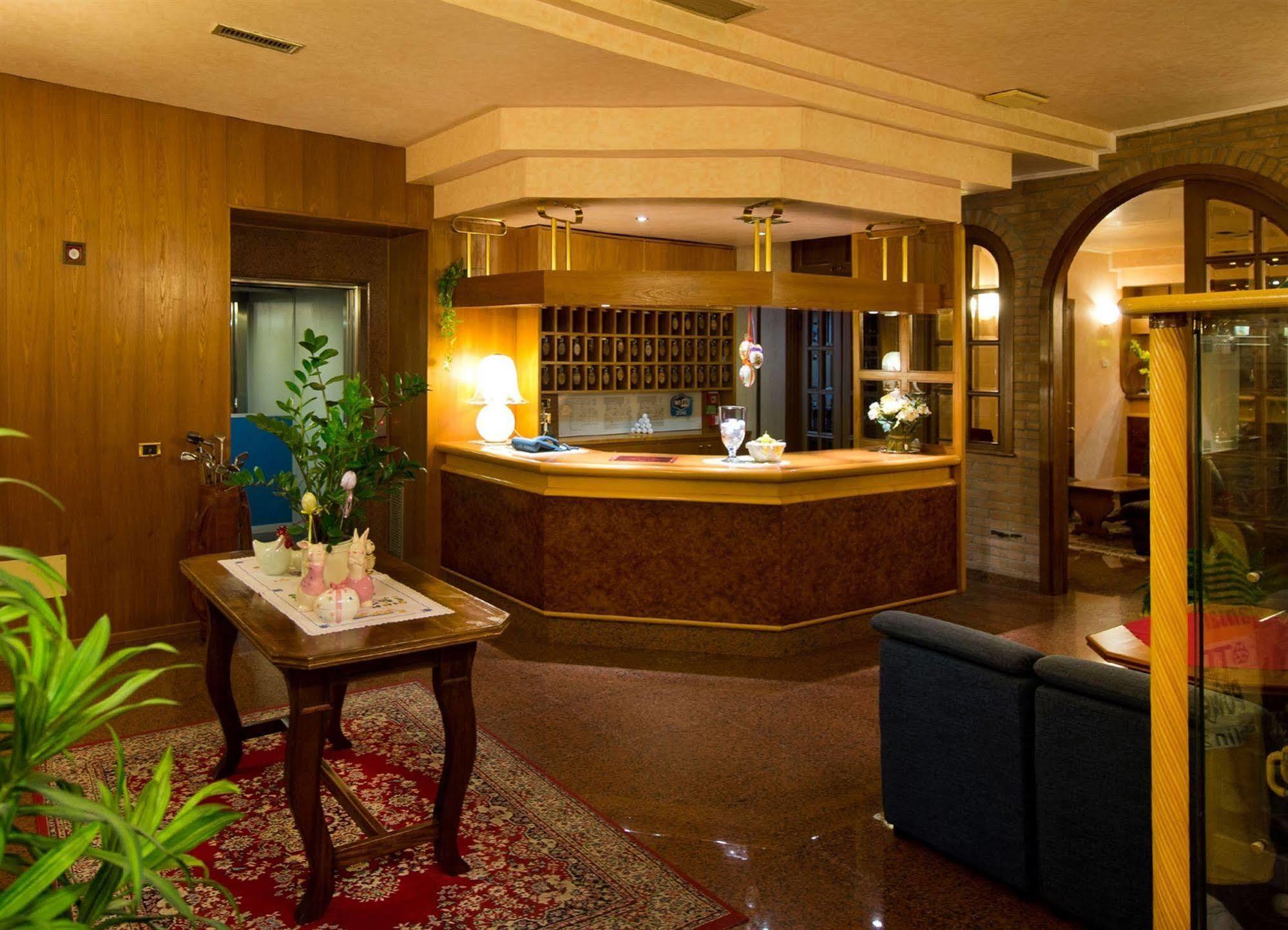 Hotel & Wellness Fra I Pini Линяно Сабиадоро Екстериор снимка
