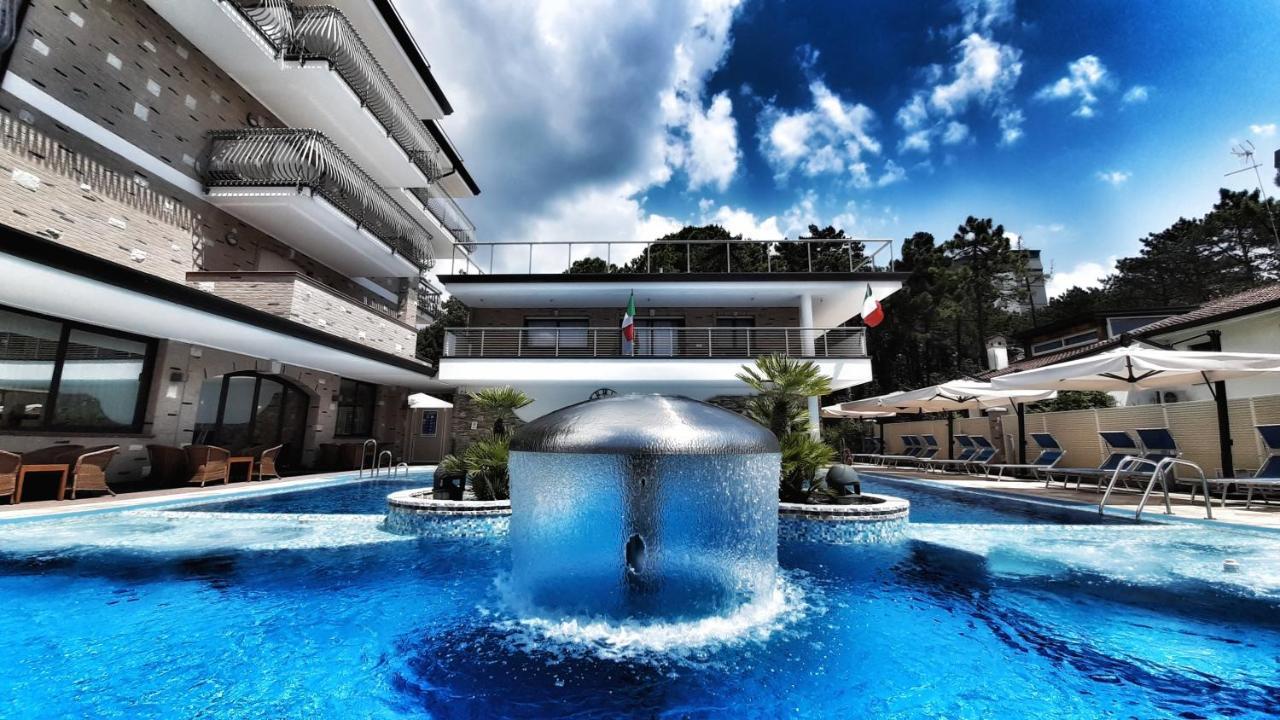 Hotel & Wellness Fra I Pini Линяно Сабиадоро Екстериор снимка